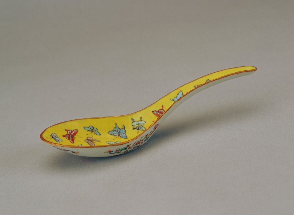 图片[1]-Yellow ground pastel butterfly spoon-China Archive